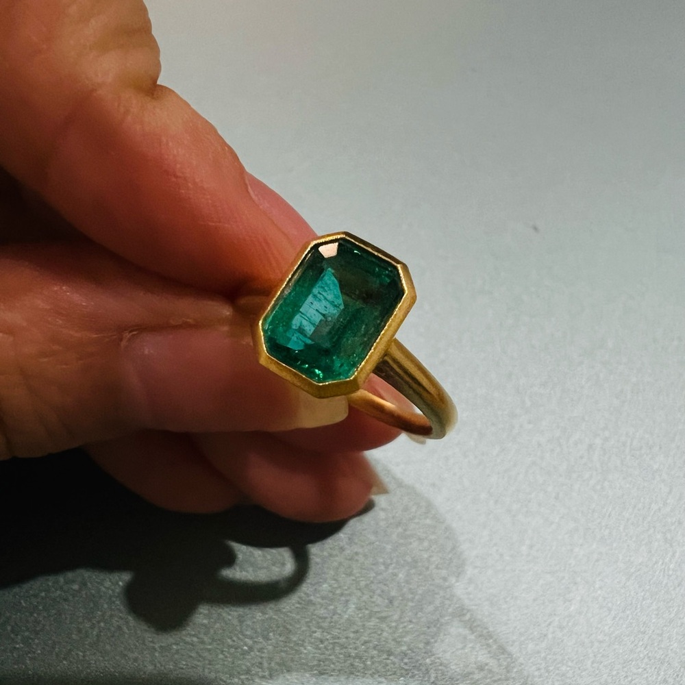 Top Quality 1.70ct Zambian Emerald Ring | Vivid Green | 18k Gold | Size 5.5 - Picture 3 of 6